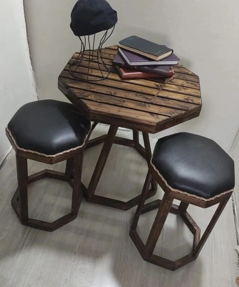 تصویر میز و صندلی چوبی روس 