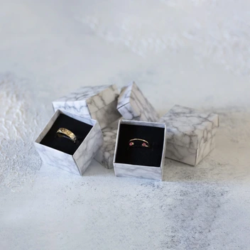 تصویر جعبه جواهرات 24 عددی بسته بندی مدل انگشتری سنگی سفید 
