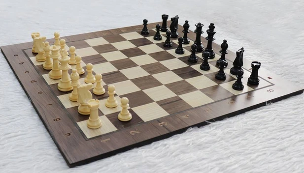 تصویر صفحه شطرنج چوبی abc دار و مهره کیان 