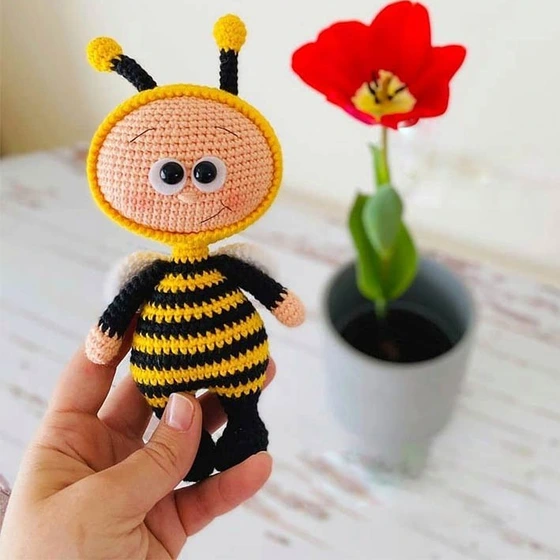 تصویر عروسک بافتنی پسر مینی بونی با لباس زنبور 