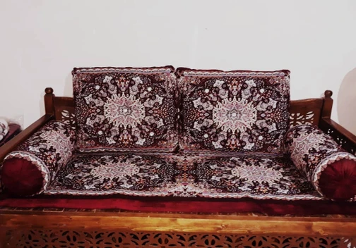 تصویر تشک نمدی و بالش زرشکی تخت سنتی 