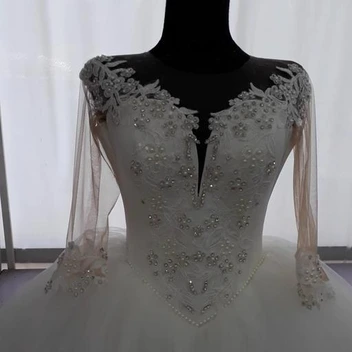 تصویر لباس عروس آستیندار کار شده یقه جناغی 