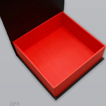 تصویر جعبه کادو مقوایی بزرگ قرمز مشکی 