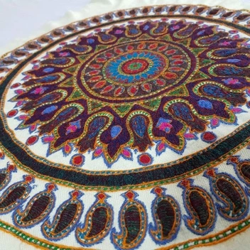 تصویر پته رومیزی گرد ترکیب رنگ فانتزی و سنتی کد ۱۰۱۶۸۸ 