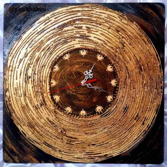تصویر ساعت دیواری چوبی ورق طلا 