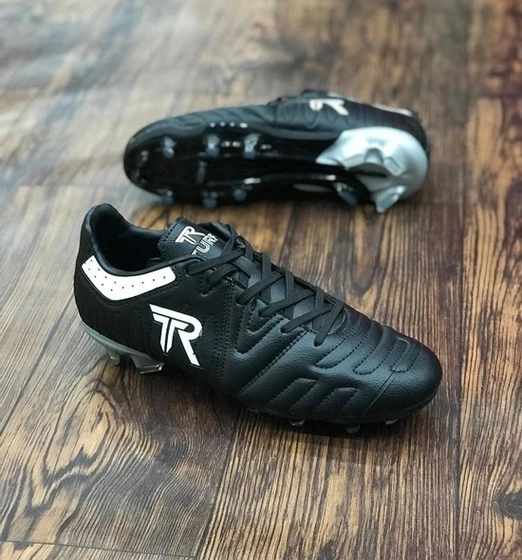 تصویر کفش فوتبال توروف TURF soccer shoes 