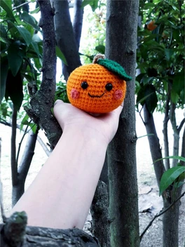 تصویر پرتقال فانتزی بافتنی دستساز ا Handmade knitted fancy oranges Handmade knitted fancy oranges