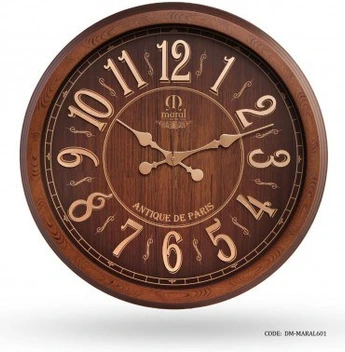 تصویر ساعت دیواری گرد چوبی مارال مدل آنتیک صفحه قهوه ای 