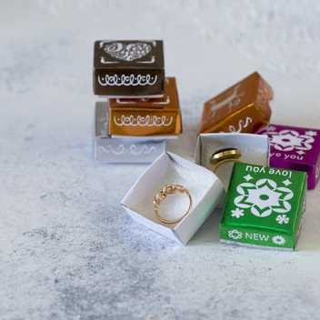 تصویر جعبه جواهرات 100 عددی بسته بندی شده مدل طلاکوب کوچک 
