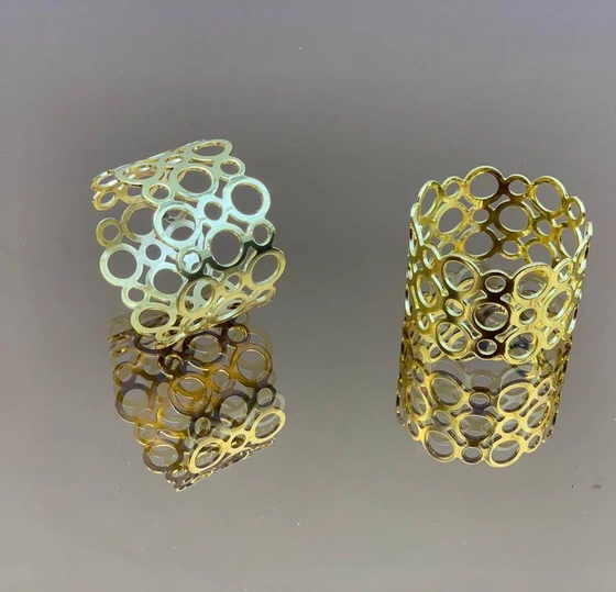 تصویر حلقه دستمال سفره استیل طرح حباب طلایی 
