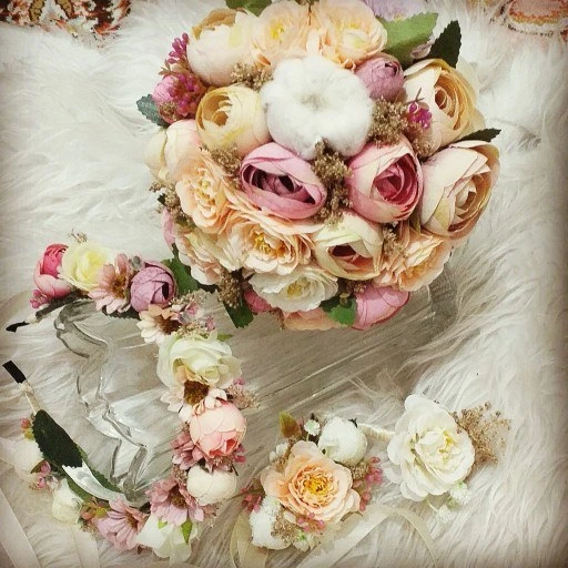 تصویر دسته گل عروس به همراه ست کامل تاج و دستبند و گل جیبی 
