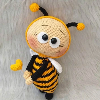 تصویر عروسک بافتنی بونی با لباس زنبور 