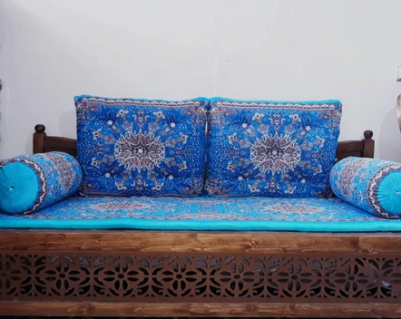 تصویر تشک نمدی و بالش فیروزه ای تخت سنتی 