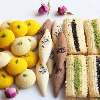 تصویر شیرینی سنتی بسته‌های یک کیلویی شیرینی سنتی قزوین شامل نون قندی، نون نخودی، نون برنجی، نون چرخی و پادرازی با ظاهری زیبا، 